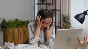 Impostor Syndrome di Kantor: Ketika Kesuksesan Terasa Seperti Penipuan
