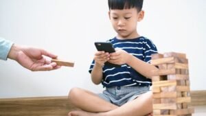 Terjebak dalam Kilauan Layar: Ketika Gadget dan Anxiety Menari dalam Simfoni yang Meresahkan
